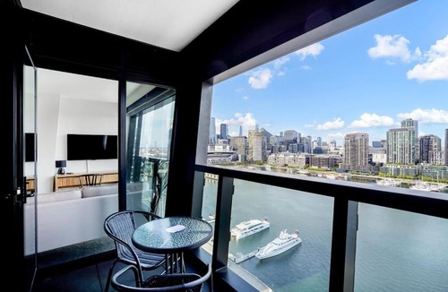 Docklands Apartment | Marina Tower - 21st Floor Apt with Beautiful View