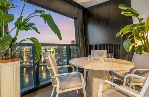 Docklands Apartment | Marina Tower 28FL Waterfront Appt, With Parking, Heated Pool, Gym & Library!
