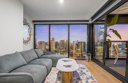 Docklands Apartment | Marina Tower 28FL Waterfront Appt, With Parking, Heated Pool, Gym & Library!