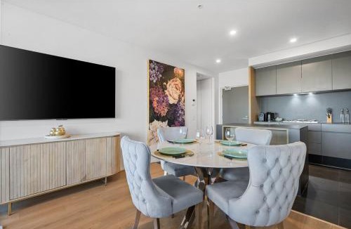 Docklands Apartment | Marina Tower 28FL Waterfront Appt, With Parking, Heated Pool, Gym & Library!