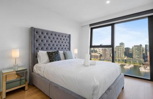 Docklands Apartment | Marina Tower 28FL Waterfront Appt, With Parking, Heated Pool, Gym & Library!