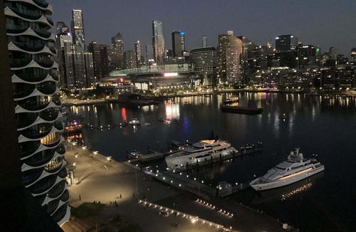 Docklands Apartment | Marina Tower - Stunning Harbour & City View
