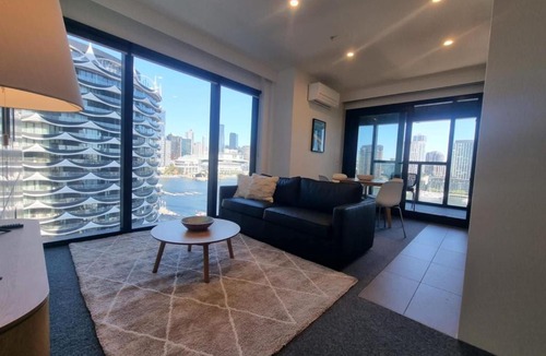 Docklands Apartment | Marina Tower - Stunning Harbour & City View