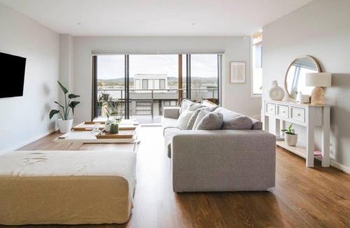 Safety Beach House | Martha Cove Family Retreat