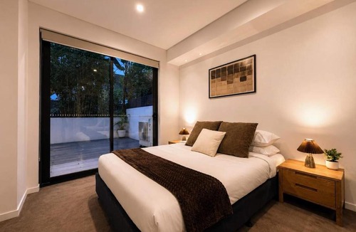 Mascot Apartment | Mascot Haven - 2x Car Spaces - 5mins to Airport - Pets Friendly - 80Mbps - King Bed