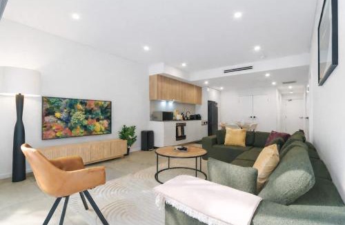 Mascot Apartment | Mascot Oasis - 2x Parking - 5 mins to Airport - Pets-Friendly - WD - King Bed