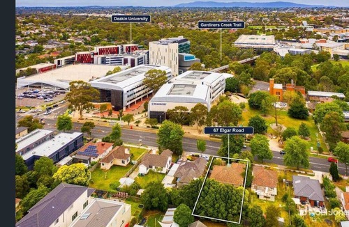 Burwood House | Master Bedroom with its own bathroom,right opposite to Deakin Uni Burwood Campus