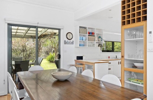 Ocean Grove House | Matching Green on The Parade. Walk to beach and shops