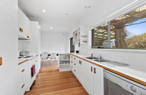 Ocean Grove House | Matching Green on The Parade. Walk to beach and shops