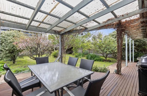 Ocean Grove House | Matching Green on The Parade. Walk to beach and shops