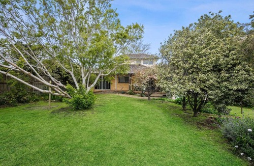 Ocean Grove House | Matching Green on The Parade. Walk to beach and shops