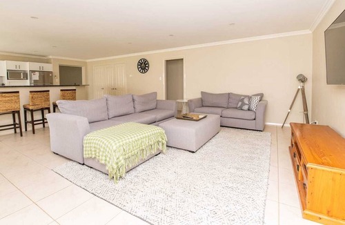Calare House | McIntosh Entertainer - Large Home in Leafy Suburb