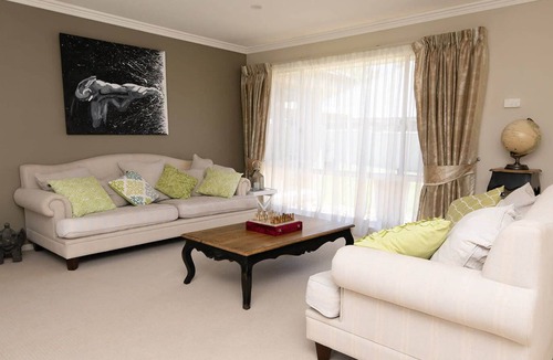 Calare House | McIntosh Entertainer - Large Home in Leafy Suburb