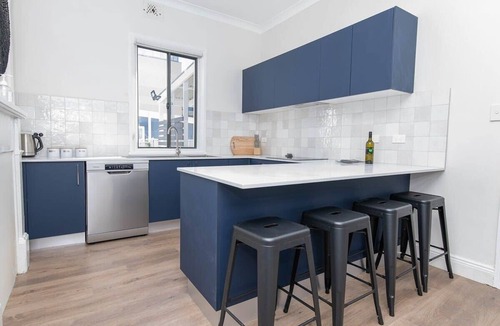Orange House | McNamara Lane - CBD, 7 Smart TVs, Sleeps 11