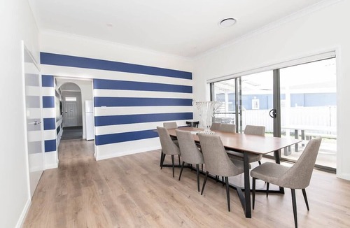 Orange House | McNamara Lane - CBD, 7 Smart TVs, Sleeps 11