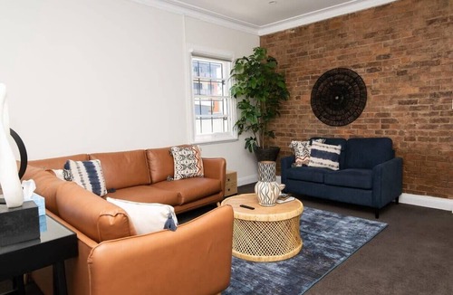 Orange House | McNamara Lane - CBD, 7 Smart TVs, Sleeps 11