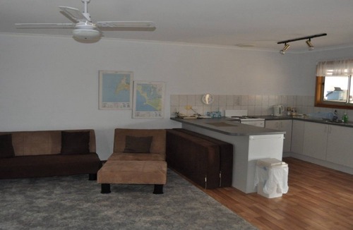 Lake Wangary House | Melina's Cottage is a neat, tidy, budget property