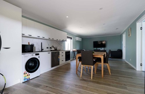 Melrose House | Melrose Retreat with Court Access