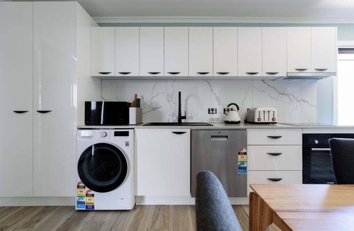 Melrose House | Melrose Retreat with Court Access