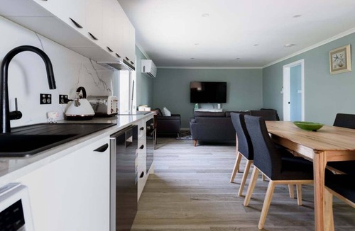 Melrose House | Melrose Retreat with Court Access