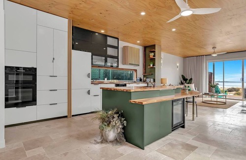St Kilda Cottage | Mermaid Haus Beach Escape with Pool Fire and Style