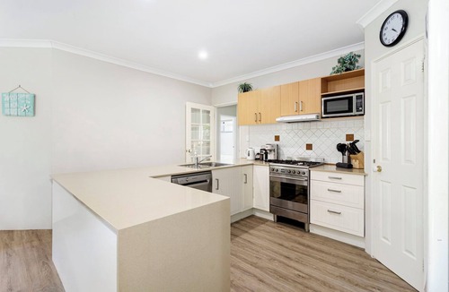 Quindalup House | Metres to Beach, Short Walk to Town!