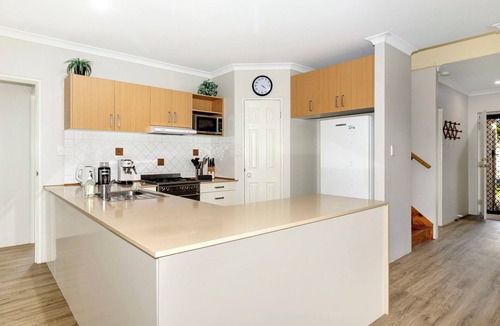 Quindalup House | Metres to Beach, Short Walk to Town!