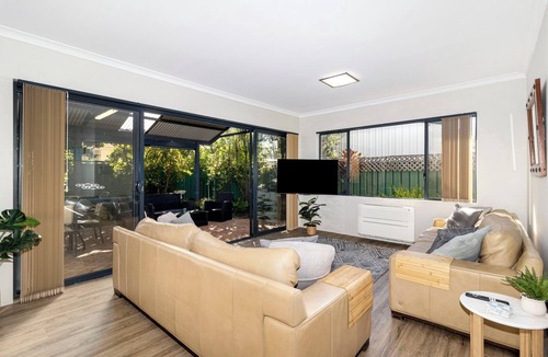 Quindalup House | Metres to Beach, Short Walk to Town!