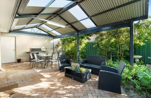 Quindalup House | Metres to Beach, Short Walk to Town!