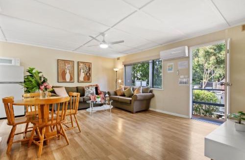 Metung Apartment | Metung Akora 2Bdrm Apartment 1 - Pets & Boats welcome! Close to Town, Free Wifi & Netflix