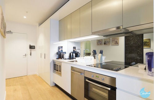 Melbourne Central Business District Apartment | ❤️MHTFZ01/InnerCBD/SkyHigh View/1Min To Station/FREE(Heated Pool/GYM/Tram)