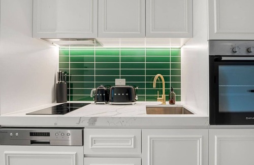 Collingwood North Apartment | Mid-Century - Rooftop Spa|Parking