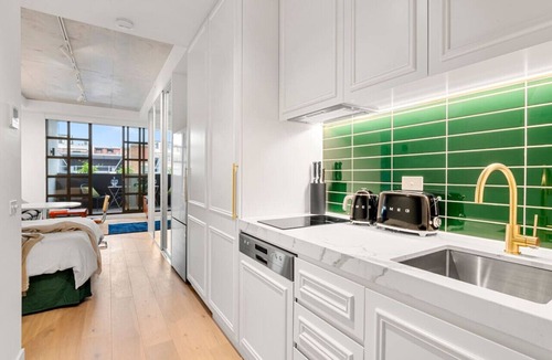 Collingwood North Apartment | Mid-Century - Rooftop Spa|Parking