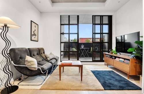 Collingwood North Apartment | Mid-Century - Rooftop Spa|Parking