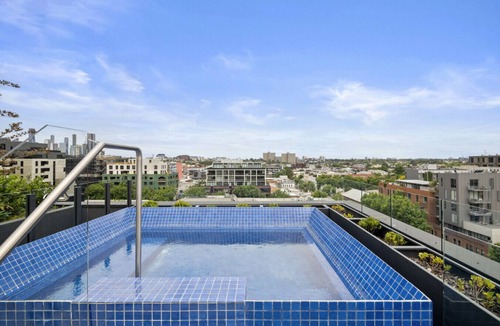 Collingwood North Apartment | Mid-Century - Rooftop Spa|Parking