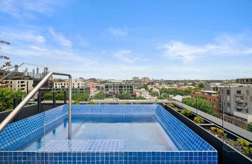 Collingwood North Apartment | Mid-Century - Rooftop Spa and Parking