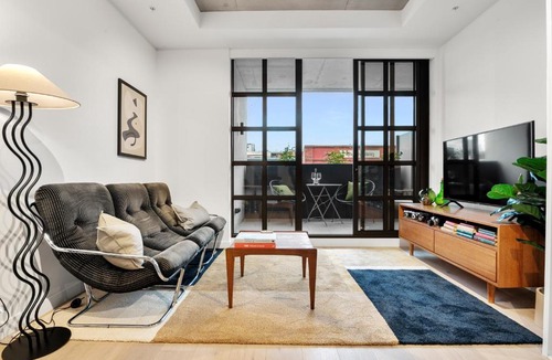 Collingwood North Apartment | Mid-Century - Rooftop Spa and Parking
