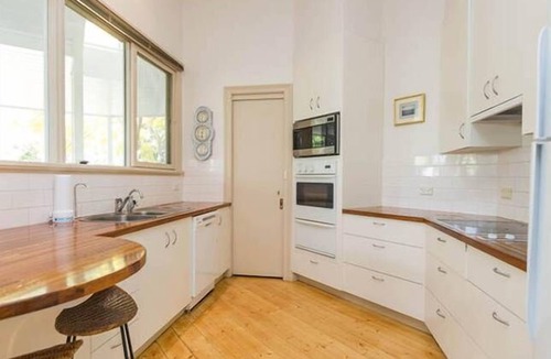 Port Fairy House | Middenway - Central Port Fairy Retreat | Sleeps 10 | Walk Everywhere