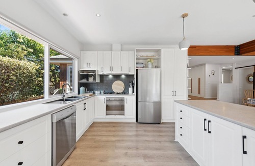 Sorrento House | Millos by the Sea - 5 brm home, close to Koonya Beach and general store