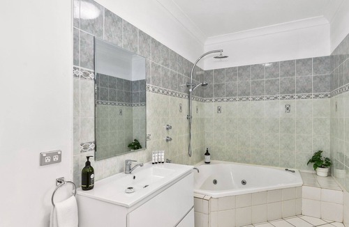Budgewoi House | Mimosa Sands - 250 mtrs walk to beach access