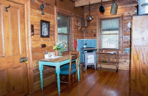 Wooragee Cottage | Miners Cottage