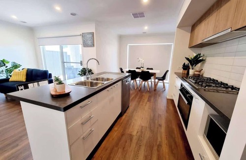 Berwick House | Minta Estate 4bedrooms Berwick home no sharing