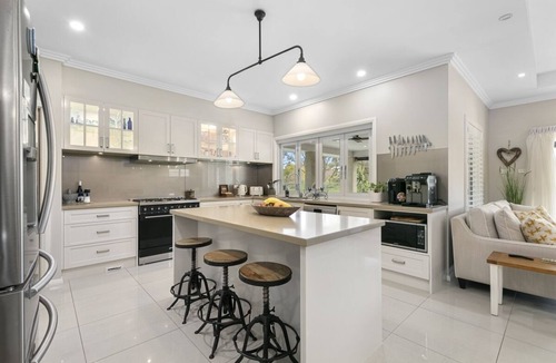 Pokolbin House | Mistletoe Lakehouse - Stunning 6–7 bedroom residence set on 7 tranquil acres,