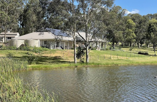 Pokolbin House | Mistletoe Lakehouse - Stunning 6–7 bedroom residence set on 7 tranquil acres,