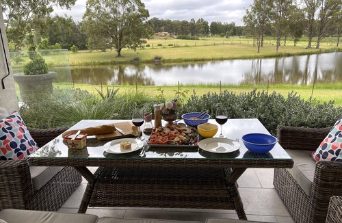 Pokolbin House | Mistletoe Lakehouse - Stunning 6–7 bedroom residence set on 7 tranquil acres,