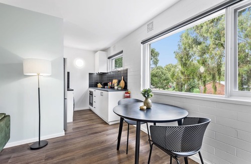 Parkville Apartment | Modern 1-Bed Apartment with Cosy Balcony