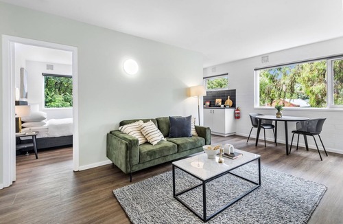 Parkville Apartment | Modern 1-Bed Apartment with Cosy Balcony