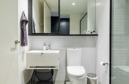Parkville Apartment | Modern 1 Bedroom in Tranquil Parklands