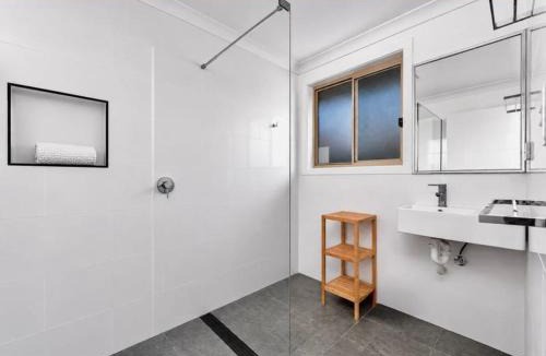Armidale Villa | Modern 2-BHK House in the Heart of Armidale CBD