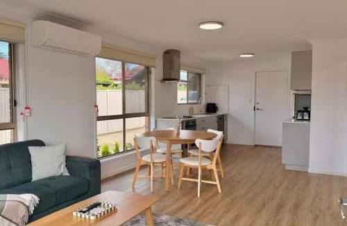 Armidale Villa | Modern 2-BHK House in the Heart of Armidale CBD